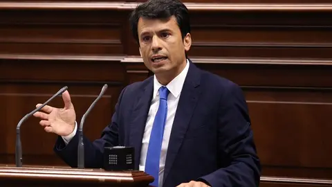 Marcos Bergaz (PSOE) en pleno Parlamento canario  2