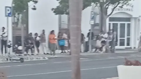 Colas de ciudadanos en los exteriores del Ayuntamiento de Arrecife.