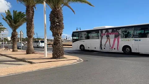 Imagen de guagua circulando por Puerto del Carmen.