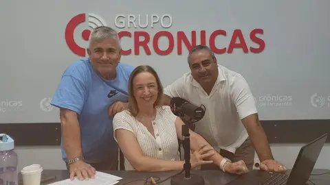 Los presentadores de Crónicas Radio Chalo Frías y Laura San José con el consejero de los Centros de Arte, Cultura y Turismo del Cabildo de Lanzarote, Ángel Vázquez.