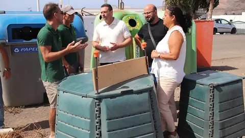 Óscar Noda junto a los responsables de Asociación Agroecológica Verdolaga en su visita a Playa Quemada.