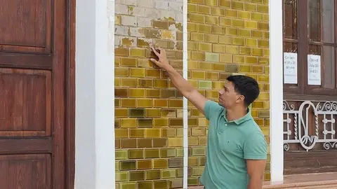 Maciot Cabrera junto a la Casa Amarilla.