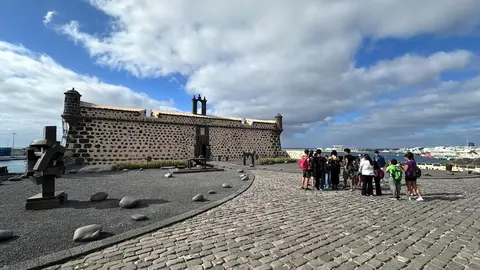 Alumnos en los exteriores del castillo de San José.