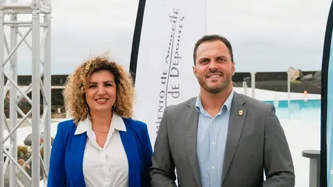 El alcalde de Arrecife, Yonathan de León, y la concejala de Deportes, Eli Merino.