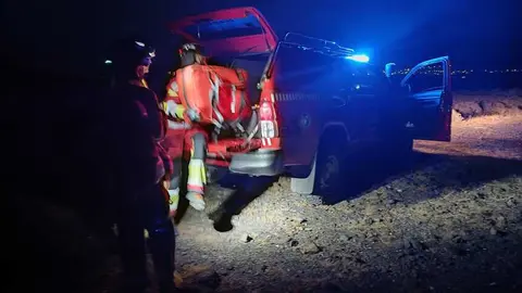 Bomberos del Consorcio de Seguridad y Emergencias colaborando en el traslado del afectado.