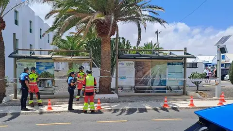 Bomberos junto a agentes de la Policía Local en la zona.