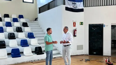 Juan Monzón y Vianney Rodríguez en el pabellón de Tinajo.