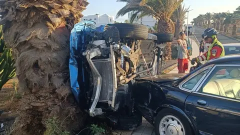 Vehículo empotrado contra la palmera tras producirse el accidente en Teguise.