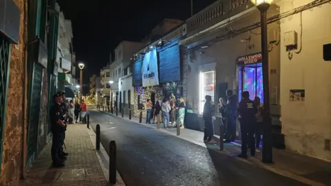 La Policía Local de Arrecife en los exteriores de uno de los establecimientos de la capital.