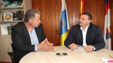 El alcalde y el director de Vivienda reunidos en Yaiza