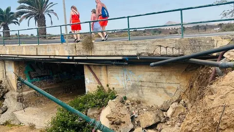 Turistas pasean este martes por el Barranco del Huroìn en Costa Teguise afectado por las lluvias del 12A,