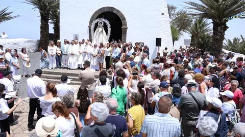 eucaristía y procesión en honor a Nuestra Señora de las Nieves en la ermita situada en la cima de Famara.