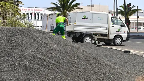 Operario del Ayuntamiento acondicionando y embelleciendo una glorieta de la capital.