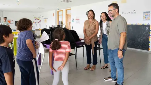Visita de Maite Corujo, Echedey Eugenio y Cathaysa Suárez en el  Centro de Día de Menores Arrecife.