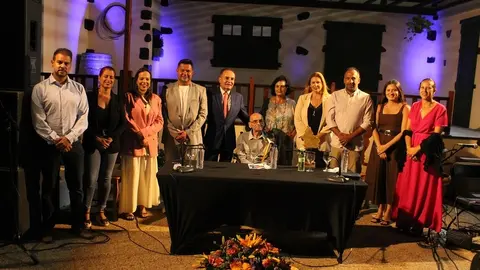 Grupo de gobierno junto a l pregonero de las Fiestas San Roque.