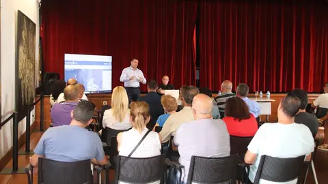 reunión del alcalde con vecinos de El Golfo.
