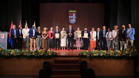 Concejales junto a los pregoneros de las fiestas de San Bartolomé.