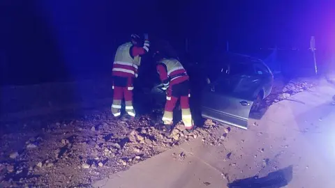 Bomberos junto al vehículo fuera de la calzada.