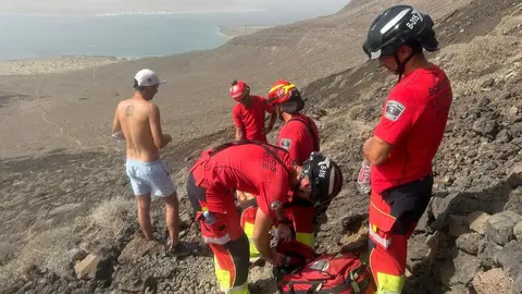 Bomberos realizando el rescate de la senderista.