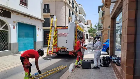 Bomberos durante la actuación para acceder a la vivienda en Arrecife.