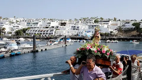 Procesión marítima por las fiestas del Carmen en Tías.