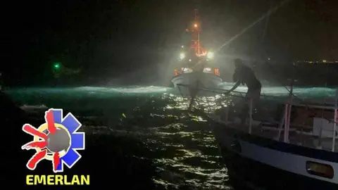 Maniobra de auxilio al velero.