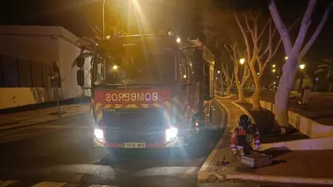 Bomberos retirando el semáforo tras el choque.