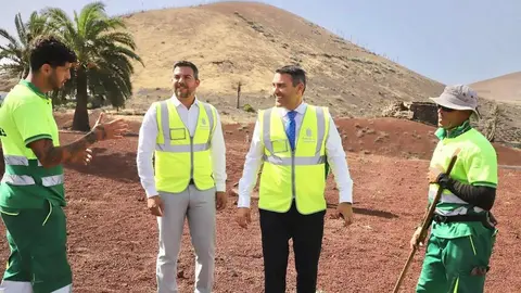 Oswaldo Betancort y Jacobo Medina junto a trabajadores del Servicio Insular de Márgenes de Carreteras.