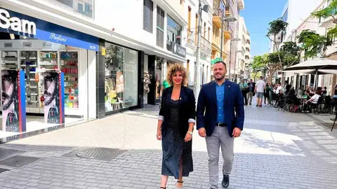 Yonathan de León y Eli Merino paseando por las calles de Arrecife.
