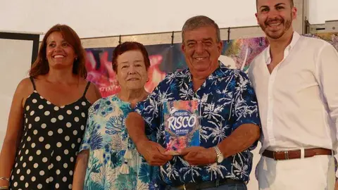 Olivia Duque y David Asorey junto a los pregoneros.