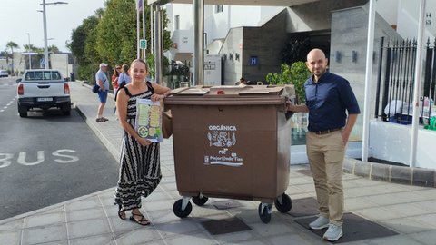 Contenedor marrón frente a uno de los establecimientos hoteleros de Puerto del Carmen.