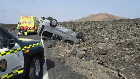 Guardia Civil y ambulancia del SUC junto al vehículo volcado.