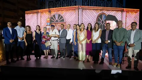 Grupo de gobierno de Arrecife junto a los pregoneros de San Ginés 2025.