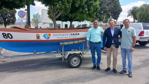 El patrón del barquillo Deportes Yaiza junto al alcalde y el concejal de Deportes.