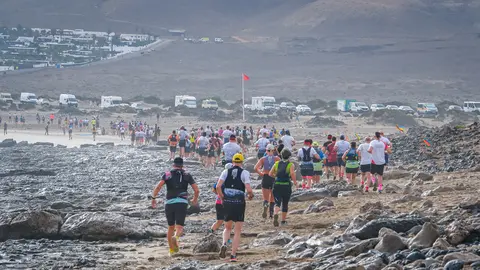 Corredores durante el desarrollo de la Famara Total.