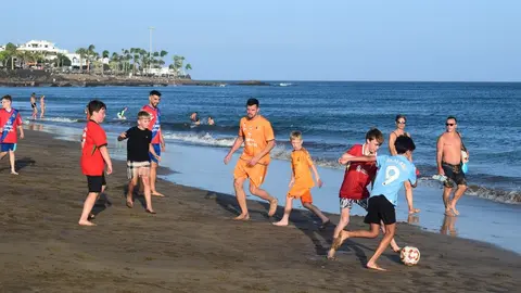 Imagen de archivo de los jugadores de la UD Lanzarote junto a los niños en Playa Grande.