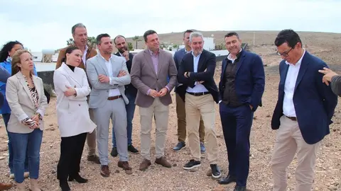 Visita de representantes públicos a la parcela objeto del proyecto.