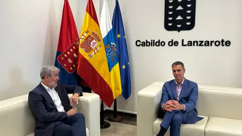 Fernando Clavijo y Pedro Sánchez en su encuentro en el Cabildo de Lanzarote.