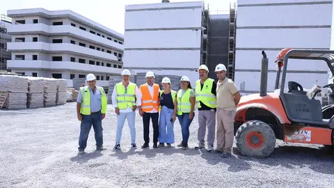 Oswaldo Betancort y Miguel Ángel Jiménez en su visita a las viviendas de protección oficial en Maneje.
