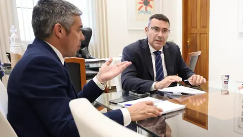 Oswaldo Betancort en una reunión con Narvay Quintero.