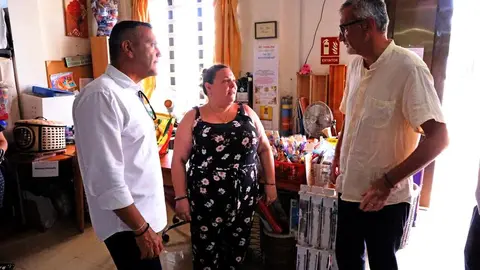 Oswaldo Betancort y Marci Acuña en su visita a la Asociación el ático de la abuela.