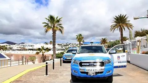 Vehículos de la Policía Local en Puerto del Carmen.