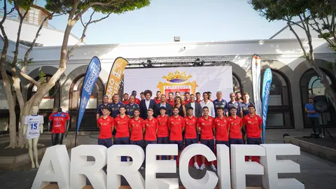 Representantes públicos junto a los jugadores de la UD Lanzarote en la presentación del equipo.