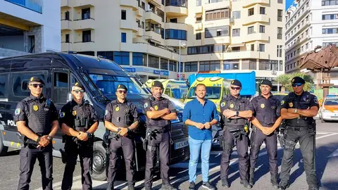 El alcalde de Arrecife, Yonathan de León, junto a agentes de la USCI de la Policía Local desplegados en el Reducto.