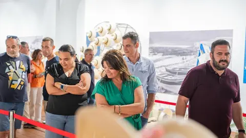 Olivia Duque junto a Javier Díaz en una exposición cultural.