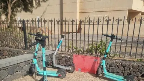 Imagen de los patinetes en Puerto del Carmen.