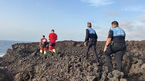 Bomberos y agentes de la Policía Local durante la actuación.