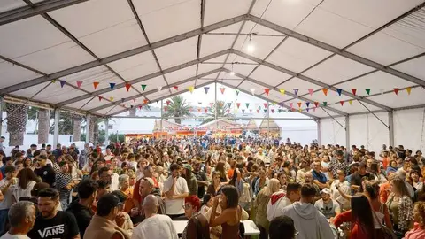 Gran afluencia de asistentes en uno de los actos realizados por el Ayuntamiento de San Bartolomé por sus fiestas.