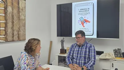 Isidro Pérez junto a Carmen Medina organizando las I Jornadas de Adolescencia de San Bartolomé.