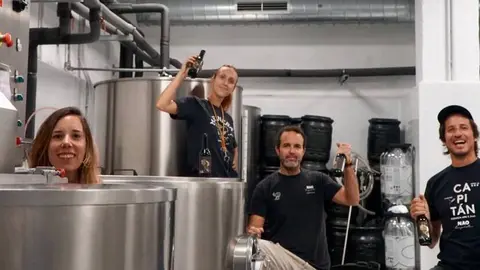 Miguel Lasso junto al resto de sus compañeros en el lugar donde se elabora la cerveza.